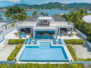 Bazén v ubytování Luxurious Beachfront Villa Jolly Harbour nebo v jeho okolí