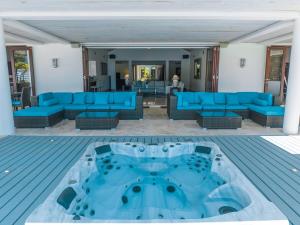 Posezení v ubytování Luxurious Beachfront Villa Jolly Harbour