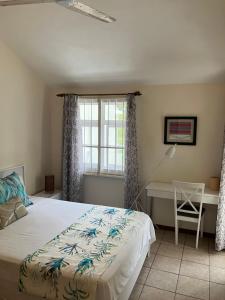 Rúm í herbergi á Fully furnished luxury villa 3 right on a blue ocean