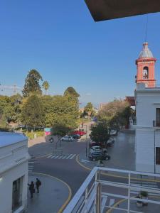 Sarmiento B1 في سان فرناندو ديل فالي دي كاتاماركا: اطلالة على شارع المدينة مع برج الساعة