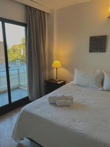 Sarmiento B1 في سان فرناندو ديل فالي دي كاتاماركا: غرفة نوم بسرير ابيض وشرفة +9 صور