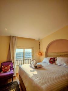 سرير أو أسرّة في غرفة في Kush Hotel, Grand Museum & Pyramids View