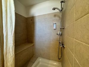 Sultan Sunscape - Premium Sea View Apartment at Domina Coral Bay في شرم الشيخ: حمام مع دش ومرحاض وحوض استحمام +16 صورة