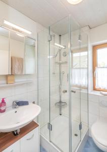 een badkamer met een glazen douche en een wastafel bij Rittersstuben in Garmisch-Partenkirchen