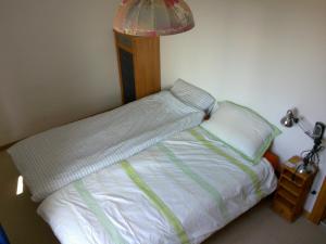 Tempat tidur dalam kamar di Private Room on second floor with a View