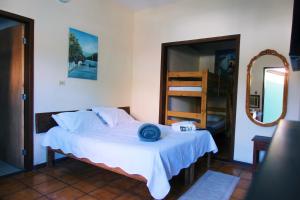 Postel nebo postele na pokoji v ubytování POUSO DE ICARO - POUSADA NO CENTRO de PARATY