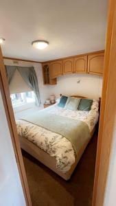 Voodi või voodid majutusasutuse Farm stay caravan on working farm toas