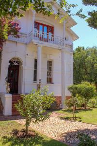 A garden outside The Fountain Villa