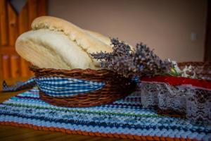 una cesta de plátanos encima de una mesa en Chacra CheSuiza, en Epuyén 20 fotos más