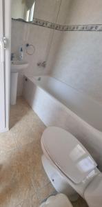 biała łazienka z toaletą i wanną w obiekcie Casa Bella - 2 Bedroom Villa - Arboleas w mieście Arboleas +45 zdjęć