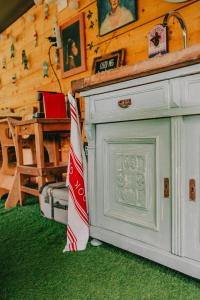 TV a/nebo společenská místnost v ubytování Rendes Glamping