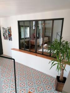 sala de estar con espejo y maceta en Gîte cosy au coeur du Luberon, en Lagnes