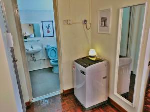 Koupelna v ubytování Queensbay Mall, Up to 6 Pax, 3 Bedrooms, 2 Bathrooms, 1 Car Park by Star Home