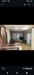 una imagen de una sala de estar con un reloj en la pared en El cairo, en San José