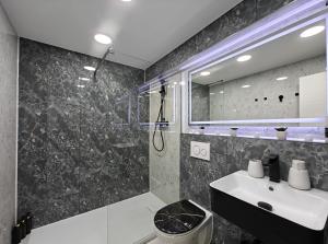 O baie la Modern Apartments Neuburg N - NEU - 3 Zimmer, Stellplatz, Top Ausgestattet, Küche, 4 TV, Wi-Fi