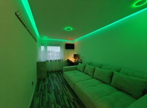 O zonă de relaxare la Modern Apartments Neuburg N - NEU - 3 Zimmer, Stellplatz, Top Ausgestattet, Küche, 4 TV, Wi-Fi