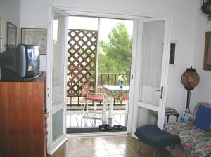 a living room with a door open to a patio at Atticogrado in Lido