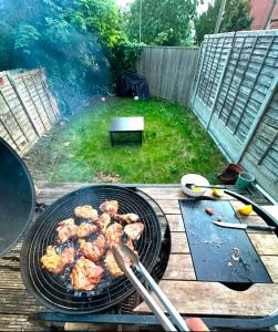 Εγκαταστάσεις μπάρμπεκιου για όλους τους επισκέπτες του ξενώνα