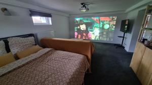 a bedroom with a bed and a painting on the wall at Orscholz apt with free parking & garden & bicycle storage in Orscholz