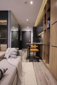 un salon avec un canapé et une table dans l'établissement Vinhomes Greenbay Me Tri - Luxury, Garden Apartment in Hanoi, à Hanoï