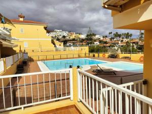 einen Balkon mit Poolblick in der Unterkunft Arguinegin Apartment Terrace Gran Canaria in Arguineguín + 16 Fotos