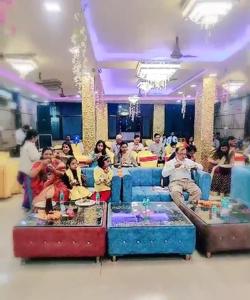UnnāoHotel VISHAL PALACE的一群人坐在房间里