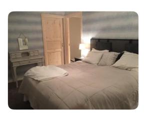 Postel nebo postele na pokoji v ubytování Cozy house with amazing year-around outdoor silver hot tub