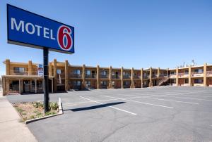 una señal de motel frente a un estacionamiento en Motel 6-Santa Fe, NM - Downtown en Santa Fe