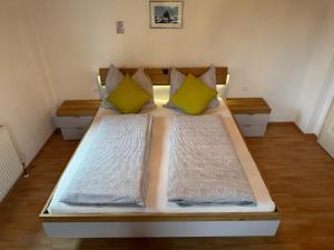 Postel nebo postele na pokoji v ubytování Ferienwohnung Rauchkofelblick
