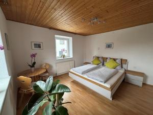 Postel nebo postele na pokoji v ubytování Ferienwohnung Rauchkofelblick
