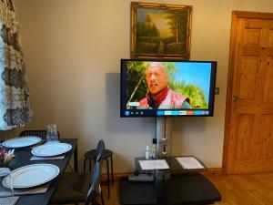 TV a/nebo společenská místnost v ubytování Welcome to Tunmobi Villa, its home away from home.