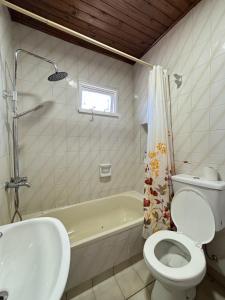 Koupelna v ubytování Hostal Leolei + 35 fotografií