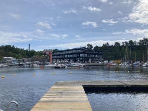 Výhled na řeku, která protéká v blízkosti vily