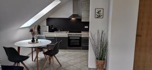 Køkken eller tekøkken på Ferienwohnung Familie Günther Warmbad + 27 billeder