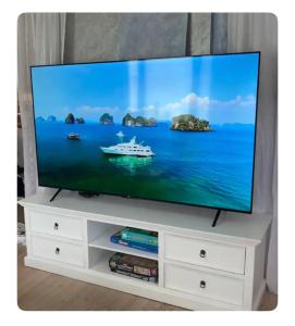 TV a/nebo společenská místnost v ubytování Cozy house with amazing year-around outdoor silver hot tub