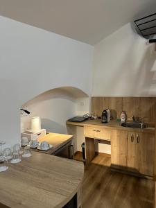 Kuchyň nebo kuchyňský kout v ubytování Hotel Karlova Prague