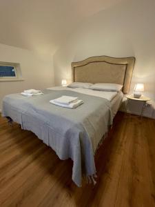 una camera da letto con un letto con due asciugamani sopra di Großes Naturidyll bei Berlin a Glienicke