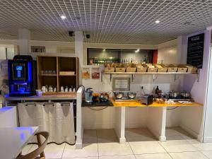 Kuchyň nebo kuchyňský kout v ubytování Brit Hotel Porte d'Espagne