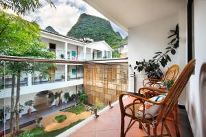 Hotel Del Moon في يانغتشو: شرفة مع كراسي وإطلالة على ساحة الفناء