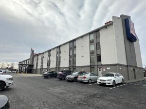 a large building with cars parked in a parking lot at Studio 6 Springfield VA Washington DC Southwest in Springfield