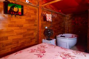 a bedroom with a bed and a tub and a toilet at Mística Hidro in São Thomé das Letras