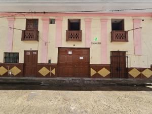 a building with brown doors and windows on it at HOSPEDAJE ALVARADO - DOBLE - 101 - Bueno Bonito y Barato in Cajamarca