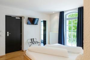 a hotel room with two beds and a window at Hotel Sachsenklemme in Fortezza