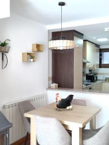 un poulet assis sur une table dans une cuisine dans l'établissement El rincón del Pirineo, à Tramacastilla de Tena 40 autres photos