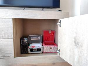 un placard avec quelques objets à l'intérieur dans l'établissement El rincón del Pirineo, à Tramacastilla de Tena