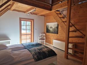 Katil atau katil-katil dalam bilik di Forest House- dom nad górskim potokiem