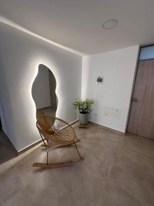 バランキージャにあるModern new apartment in Barranquillaの廊下のある空き部屋の椅子