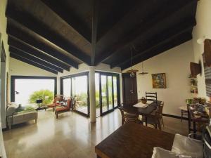 un grand salon avec une table et des chaises dans l'établissement sa ribera, à Cabras