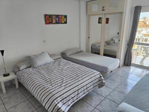 sypialnia z dwoma łóżkami i balkonem w obiekcie Minerva Apartments Sea View w mieście Benalmádena +12 zdjęć