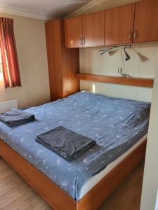 Postel nebo postele na pokoji v ubytování `T Blauwtje Baarland + 17 fotografií